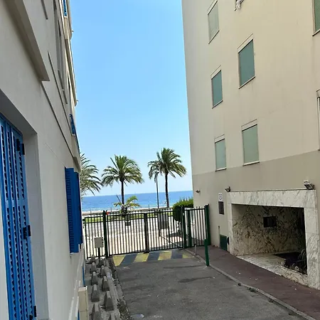 Promenade Des & *