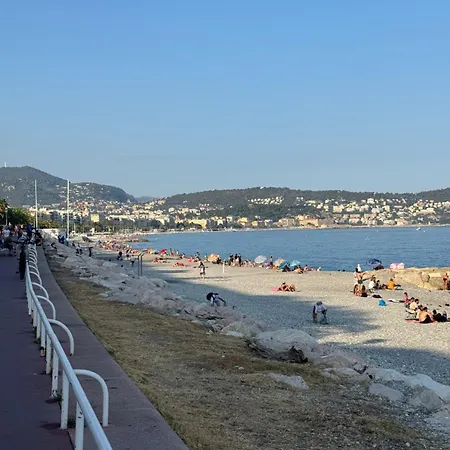 Promenade Des & *